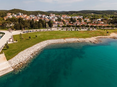 Bay curve with town and parking behind