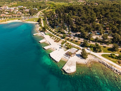 Ampia veduta aerea della baia di Porton Biondi