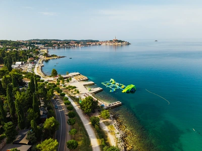 Obala Valdibora od Porton Biondi proti staremu mestnemu jedru Rovinja.