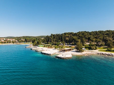 Bar in spiaggia e piattaforme in cemento per prendere il sole