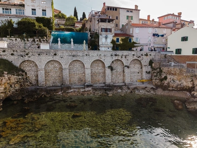 Kameni lukobran sa svodovima