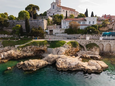 Zvonik iznad plaže Monte