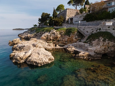 Uvala s bastionom staroga grada iznad