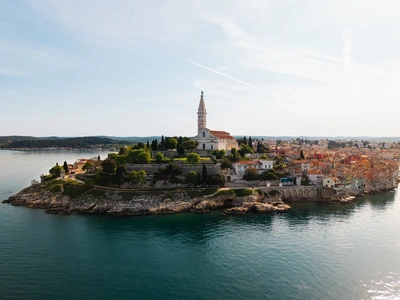 Rovinjski stari grad i plaža Monte iz zraka
