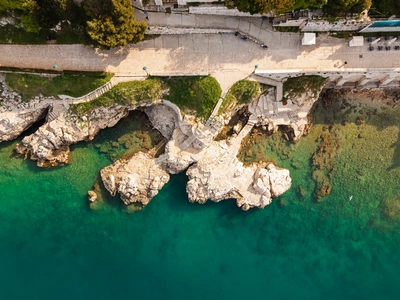 Pogled iz zraka na plažu Monte