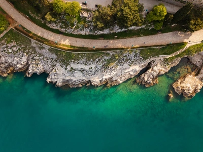 Kristalno čisto more uz rovinjsku šetnicu Monte