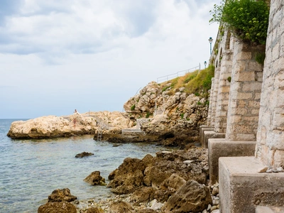 Kamene stepenice u bistru plićinu