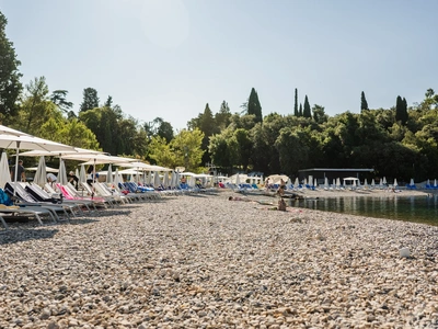 Busy pebble beach at Lone Bay