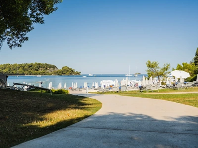 Promenade along Lone Bay