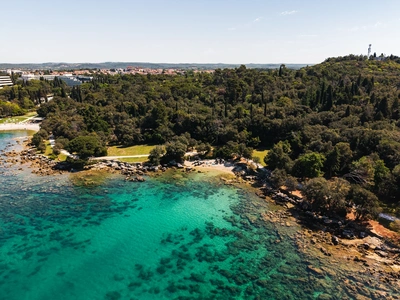 Shallow rocky shoreline ideal for snorkelling