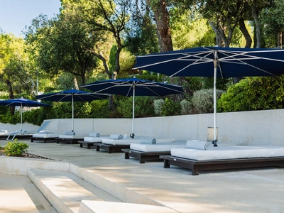 Navy parasols on the upper sun deck