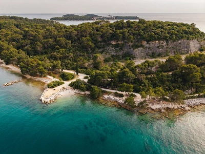 Kamnolom, zalivčka in Rovinj na obzorju
