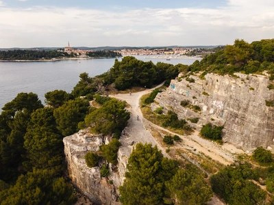 Plezalna stena z Rovinjem čez zaliv