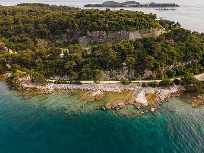 Stena kamnoloma nad obalno potjo