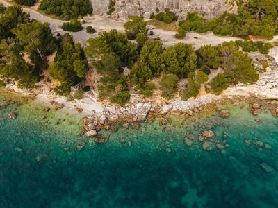 Skalnata obala in plitvine s čermi