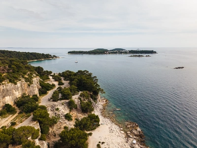 Bela skalnata obala s pogledom na otok