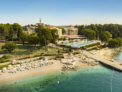 Pogled iz zraka na hotelsko plažo in bazen, v ozadju staro mestno jedro čez vodo. Foto: Maistra
