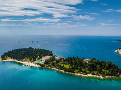 Otok Sveta Katarina iz zraka, le nekaj minut od Rovinja. Foto: Maistra