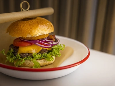Burger pri bazenu. Foto: Maistra