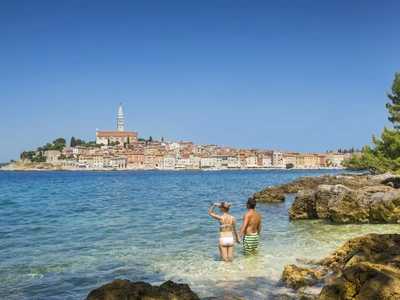 Kopanje v zalivčkih otoka, stari del mesta čez zaliv. Foto: Maistra