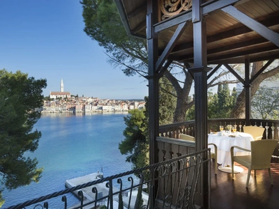 Terasa restavracije s pogledom čez vodo na stari del mesta Rovinj. Foto: Maistra