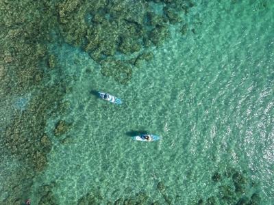 Kajakaštvo in veslanje na deski na bistrem morju ob otoku. Foto: Maistra