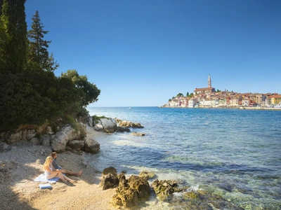 Kamnita zatoka s pogledom na stari del mesta. Foto: Maistra
