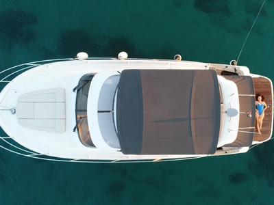 Ontspannen op het dek in het heldere Adriatische water — Rovinj