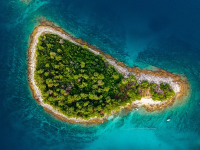 Figarola, een groen eilandje bij Rovinj, van bovenaf — Rovinj