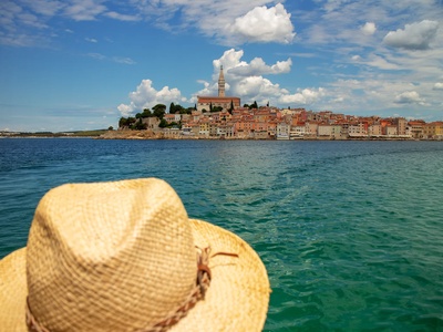 Per boot op weg naar de oude stad van Rovinj — Rovinj