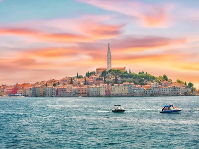 De oude stad van Rovinj bij zonsondergang, vanaf zee — Rovinj