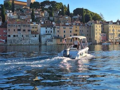 Povratak brodom prema rovinjskom starom gradu i zvoniku — Rovinj