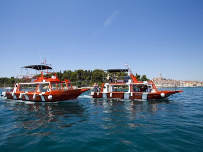 Dva Nemova broda sa staklenim dnom ispred rovinjskog poluotoka — Rovinj