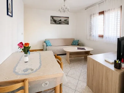 Rovinj | Eenkamerappartement. Rustige ligging. Parkeerplaats. Bergruimte.