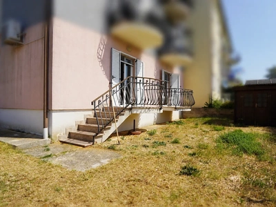 Rovinjsko Selo | Ground-Floor Apartment with Courtyard and 3 Parking Spaces