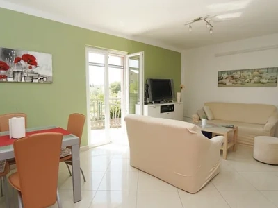 Rovinjsko Selo | Ground-Floor Apartment with Courtyard and 3 Parking Spaces