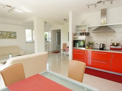 Rovinjsko Selo | Ground-Floor Apartment with Courtyard and 3 Parking Spaces